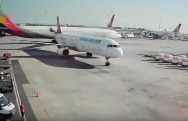 Κορεατικό αεροπλάνο έκοψε την ουρά τουρκικού στο αεροδρόμιο Ατατούρκ – Παραλίγο δυστύχημα (Βίντεο)